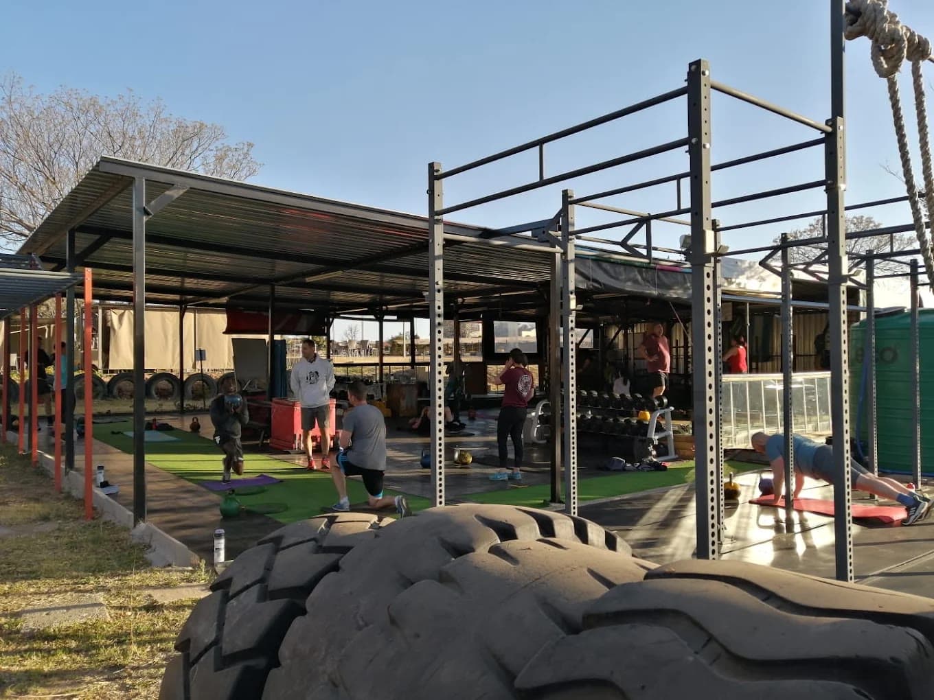 A full group working through a session under the FTSA rig